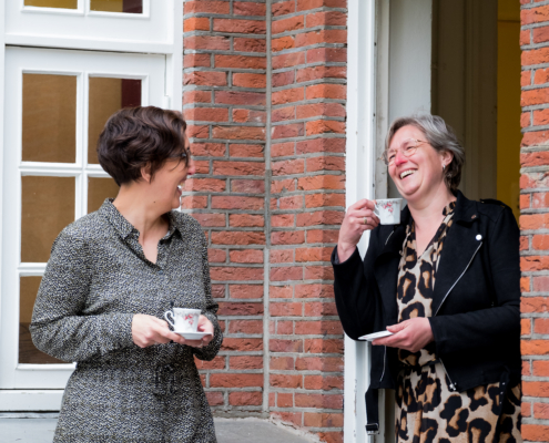 vrouwen-drinken-thee-samen-in-deurpost